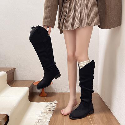 Осень-зима 2025 ретро матовые плиссированные ботфорты с присборенным голенищем женская обувь майярдово-коричневые матовые ботфорты с V-образным вырезом и широким голенищем