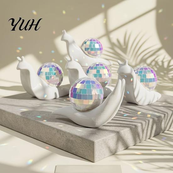 Cute Animal Ornament Disco Snail Figurine, Retro 70s Ball Table Statue, 3D Romantic Home Atmosphere Decor Glitter Mirror for Office Desktop