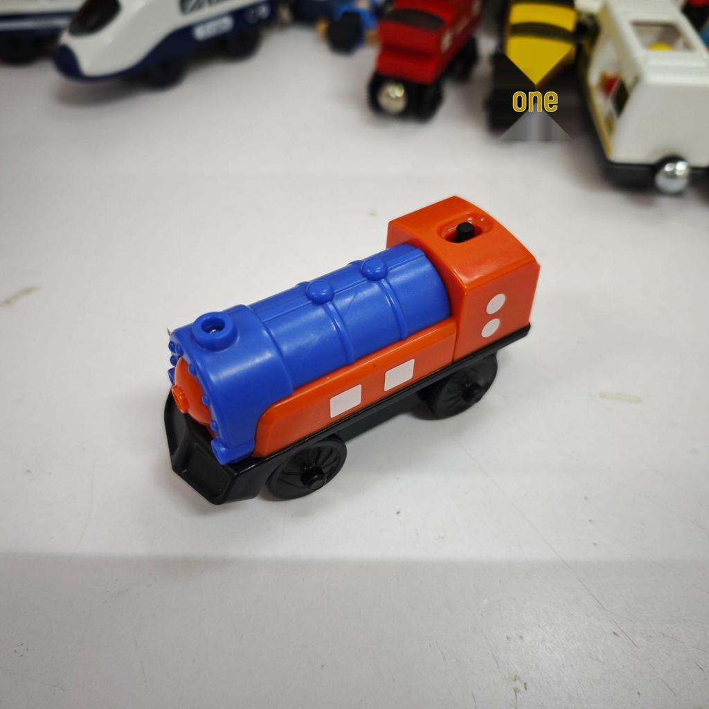 Магнитный Электрический Паровозик Игрушка для Детей - Совместим со Всеми Деревянными Дорожками