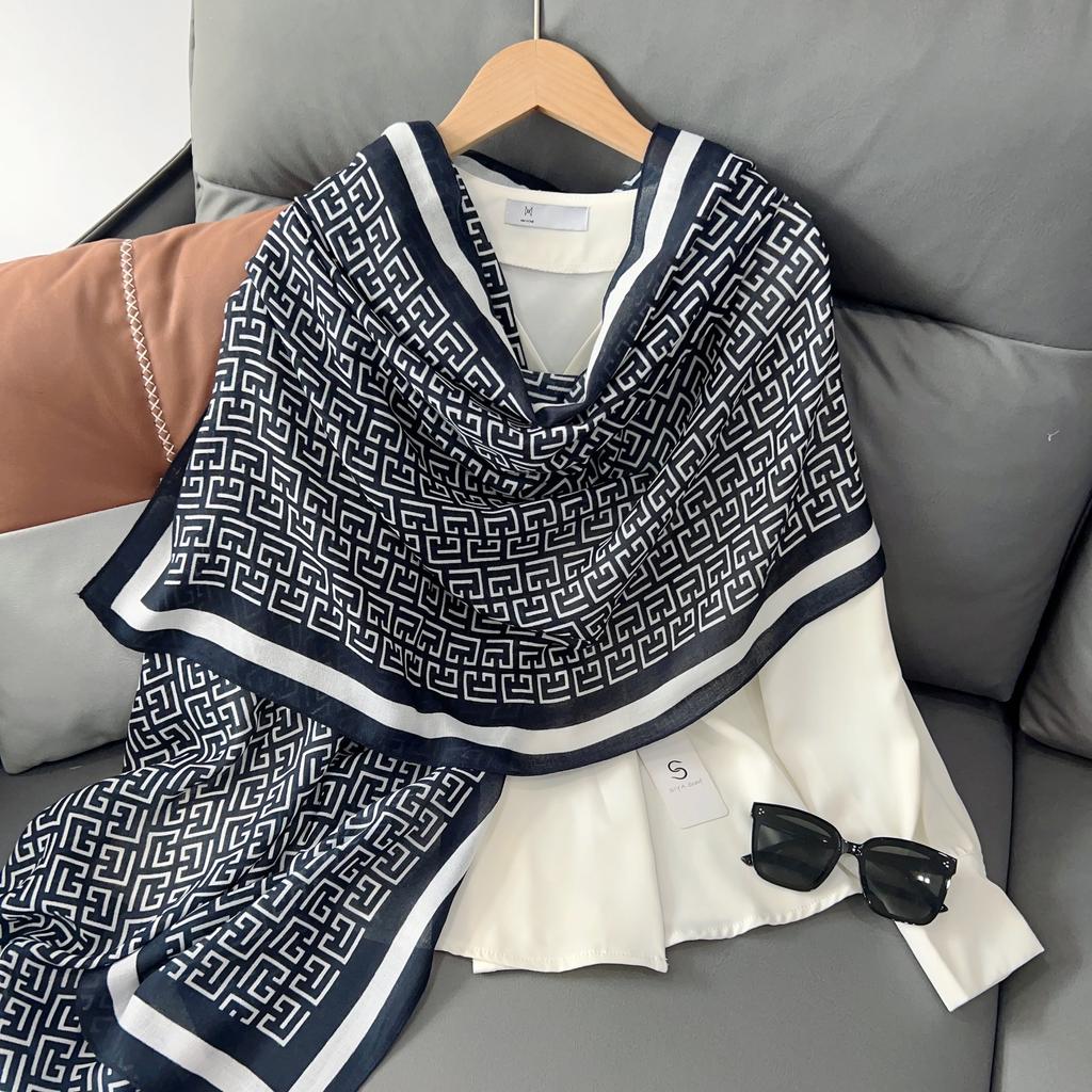 2025 Spring and Summer New Letter Scarf Women's Thermal Air Conditioner Shawl Summer Sunscreen Yarn Cotton and Linen Beach Towel