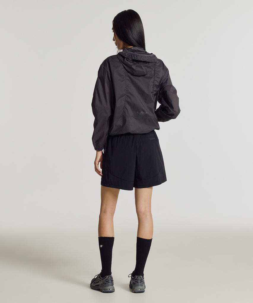New Balance Nbnag2W522 / Женская ультралегкая тканая куртка Breezelight со сборками (Древесный уголь)