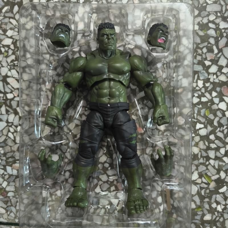 18cm Avengers 3 the Strong Hulk is Hero's Man Anime Figure Model Statue Hero Collection Desktop Decoration Ornament for Fans