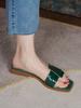 Зеленые женские крутые тапочки повседневные с квадратным носком ленивые на плоской подошве 2025 лето новая уличная обувь с одним ремешком уличные тапочки