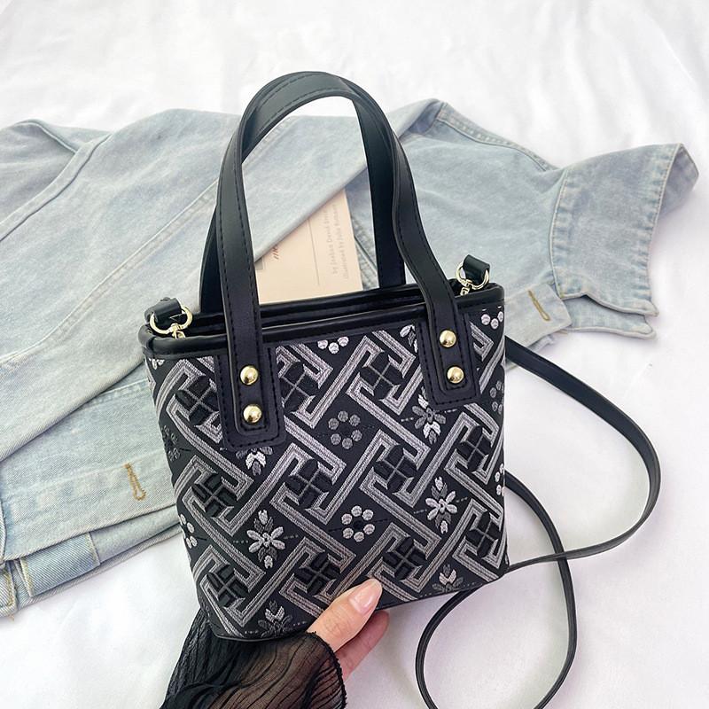 Fashion Water Bucket Shoulder Bag For Women Pu Material With Flower Embroidery