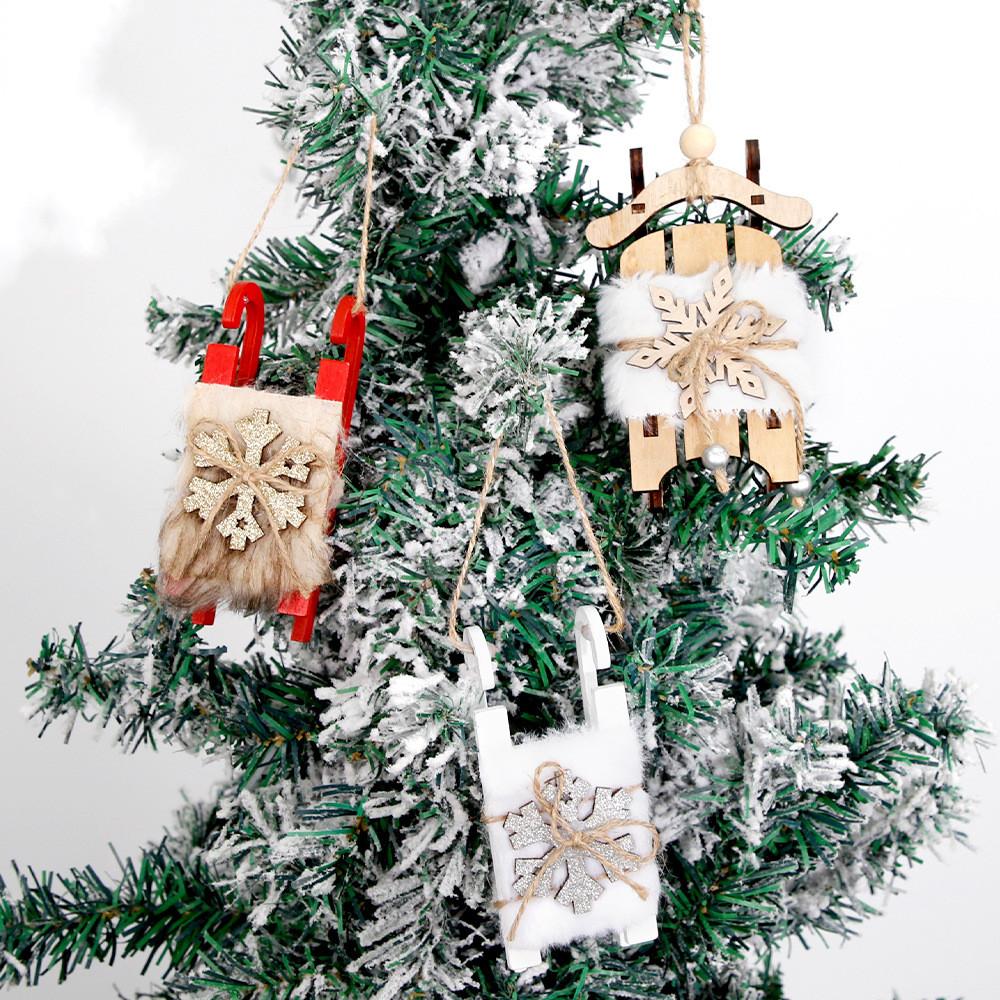 Очаровательная деревянная рождественская санка-украшение с мягким дизайном в виде снежинки. Идеально подходит для праздничного декора.