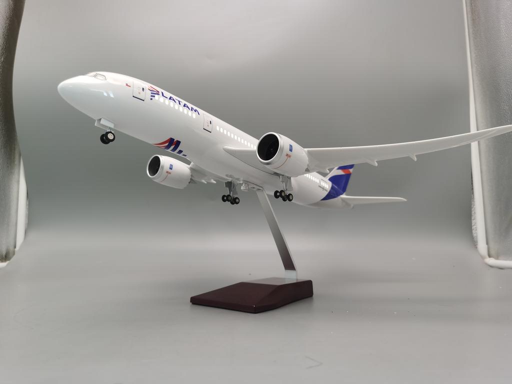 Модель самолета B787 Авиалинии LATAM Модели самолетов Самолет Смола Пластик Со светом С LED-подсветкой Для коллекции или в подарок (без светодиода)