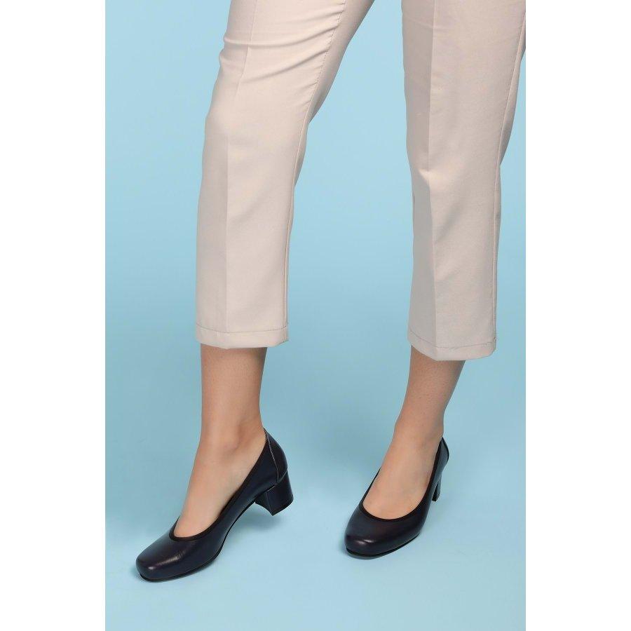 Женские классические туфли из натуральной кожи на массивном низком каблуке