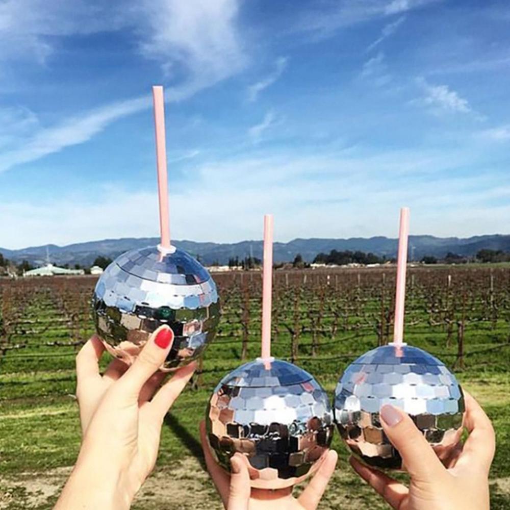 Вечеринка с соломинкой, фонариком, блестящим диско-шаром, чашкой, бокалами для вина, барными инструментами, коктейлем