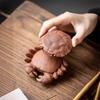 Новые церемониальные аксессуары Китайские поделки Креативный краб Интегрированное ситечко для чая Протечка фиолетовый песок Питомец Чайный столик Украшение