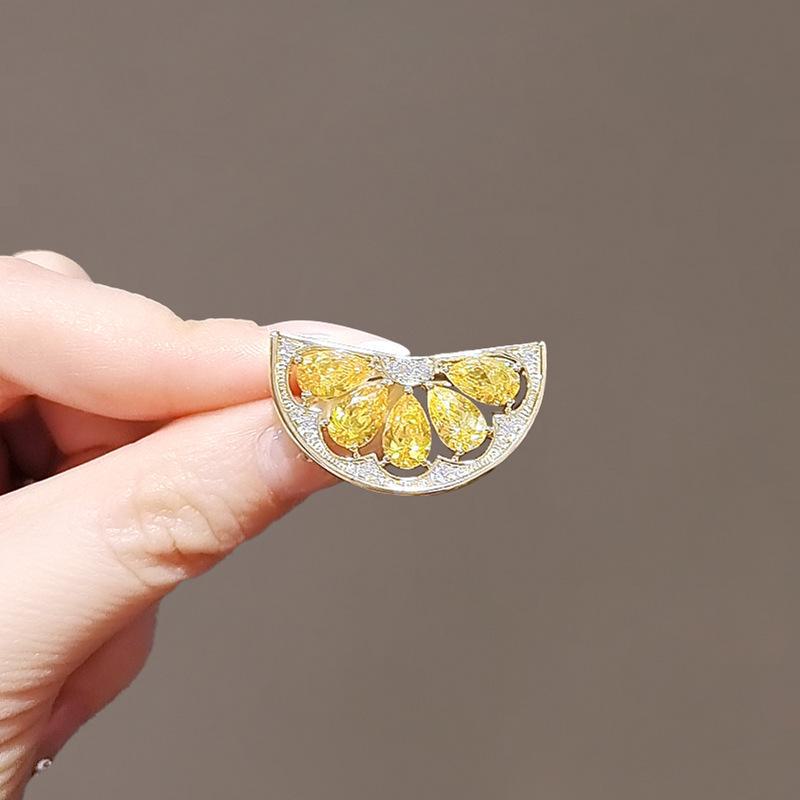 Summer Anti-Exposure Brooch: Fashionable and Luxurious Collar Pin for Women.