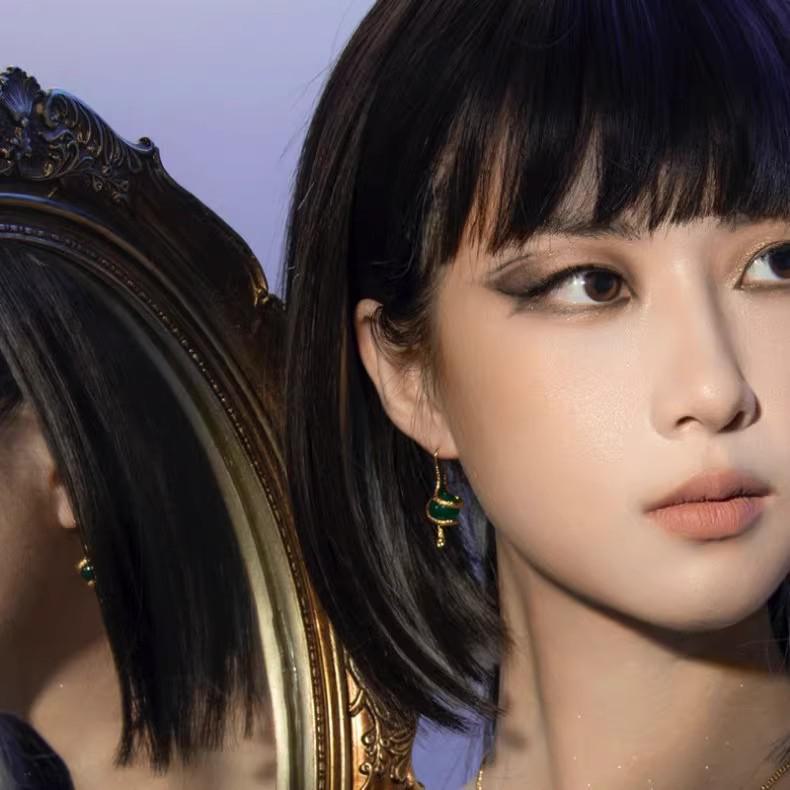 Стильные зеленые серьги в виде змеи для женщин — дизайн крючков, вдохновленный древними фараонами, идеально подходит для года зодиака, мода высокого класса на осень/зиму.