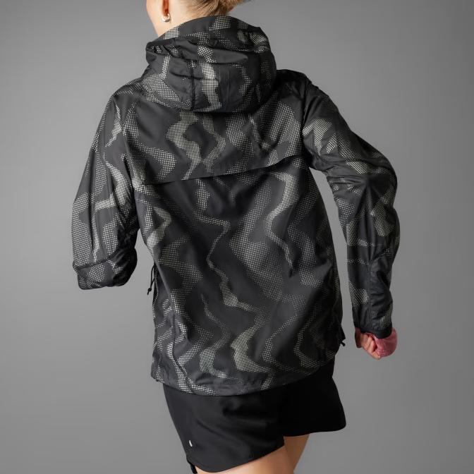 adidas Женская ветровка Wind.Rdy с полной молнией и капюшоном, с принтом логотипа, длинный рукав, ветрозащитная, спортивная верхняя одежда, черный, светоотражающий серебристый IT3445