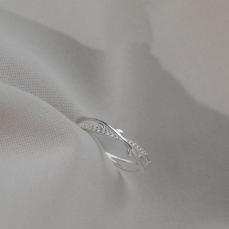 Элегантное кольцо с цирконием в форме креста и цветочной ветви: Модный дизайн с двумя открытыми линиями для женщин