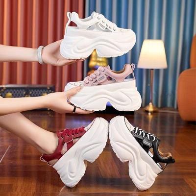 Женские летние сандалии 2025 новые полые дышащие туфли с отверстиями универсальная толстая подошва с внутренней высотой увеличение папа спортивные сандалии