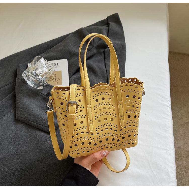 Высококлассная резная полая портативная маленькая сумка женская 2025 новая модная текстурная сумка-ведро на одном плече сумка-мессенджер тренд