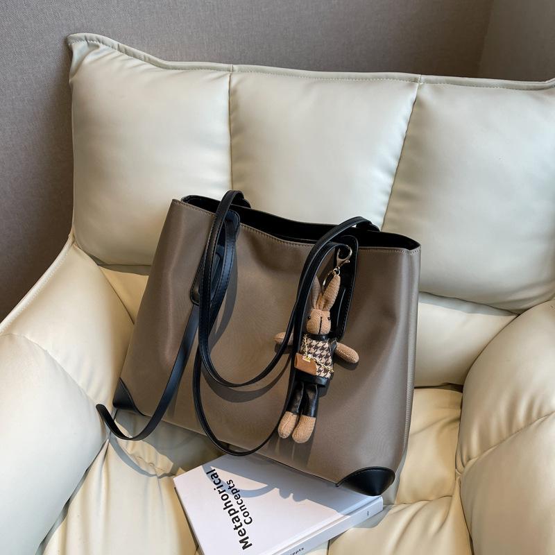 Премиальный сенс большая сумка женская 2025 новая мода сумка-тоут для поездок на работу простая большая вместимость сумка на плечо универсальная женская сумка