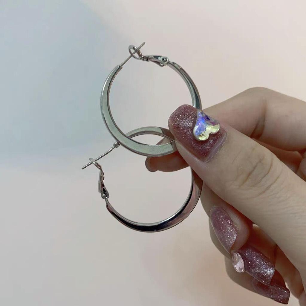 Винтажные красные серьги-кольца в гонконгском стиле: Элегантный женский аксессуар на осень/зиму