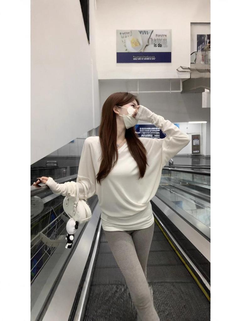 Korean V-Neck White Long Sleeve T-Shirt for Women – Autumn/Winter Relaxed Fit Base Layer with Cinched Waist