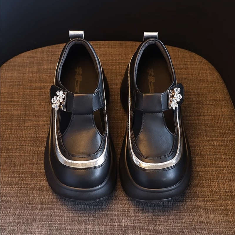 The Small Man Has a Thick Bottom and a Height of 9cm, and Wears a Bag Head Slipper for Women In the Summer of 2025. The New Muffin Has a Foot On the L