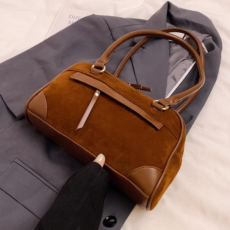 Ретро сумка под мышкой женская осень и зима 2025 новая трендовая корейская нишевая портативная сумка-боулинг большой вместимости для поездок