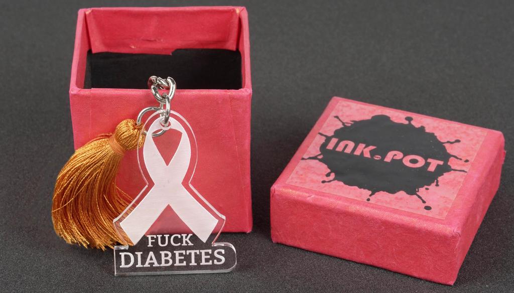 Inkdotpot Смешной брелок, Fcuk Diabetes Акриловый гравированный брелок, Смешная саркастическая новинка для взрослых