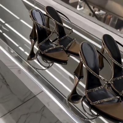 Коричневые атласные туфли с кончиком из стразов, женские сандалии, сексуальные с открытым носком, в стиле имперской сестры, на высоком каблуке, крутые шлепанцы