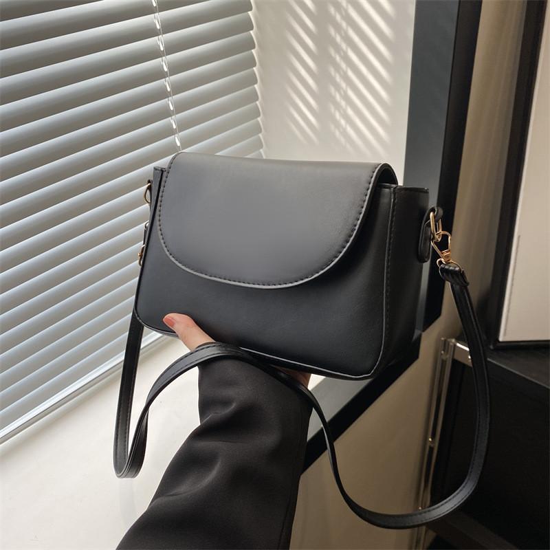Chic 2024 Summer Fashion Shoulder Bag For Women Trendy Street Style Handbag Beige
