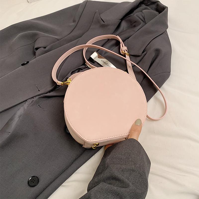 Красиво вышитая сумка-клатч на одно плечо подчеркнет ваш темперамент и стиль.