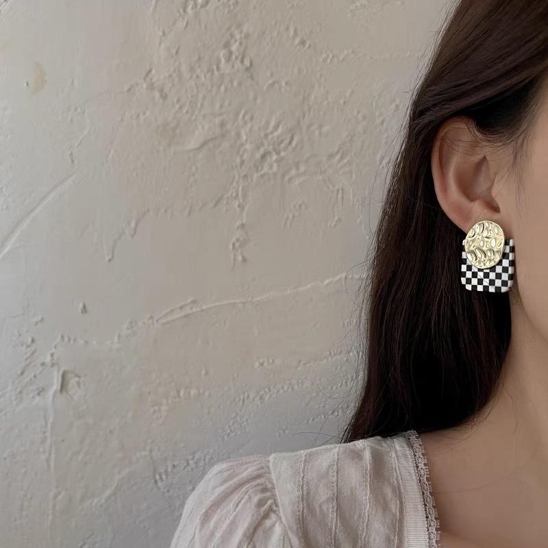 Трендовые клетчатые мозаичные серьги Осень/Зима 2025 для женщин