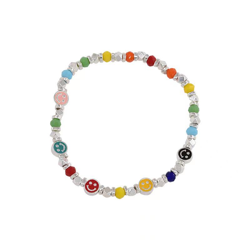 Элегантный серебряный браслет из бисера с радужным смайликом для женщин — универсальный, милый и многослойный