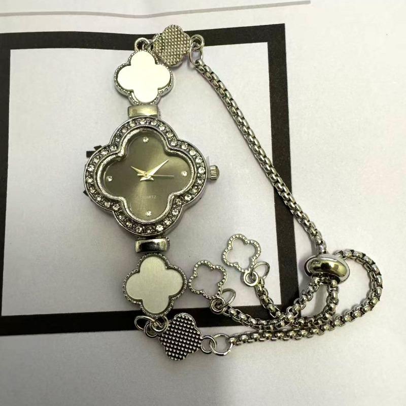 Ленивый Pull Браслет-часы Четырехлистник Женский Зеленый Инкрустированный Алмазами Легкая Роскошь Нишевый Высококачественный Темперамент Изысканный