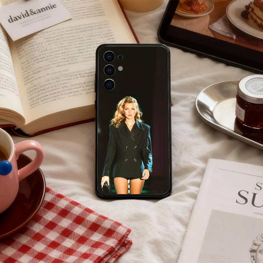 Кейс для телефона 90-х Brit Retro K-Kate M-Moss для Samsung S 25,24,23,22,30,21,10,9,Ultra,Plus,Lite,FE,4,5 G Мягкий Черный Кейс