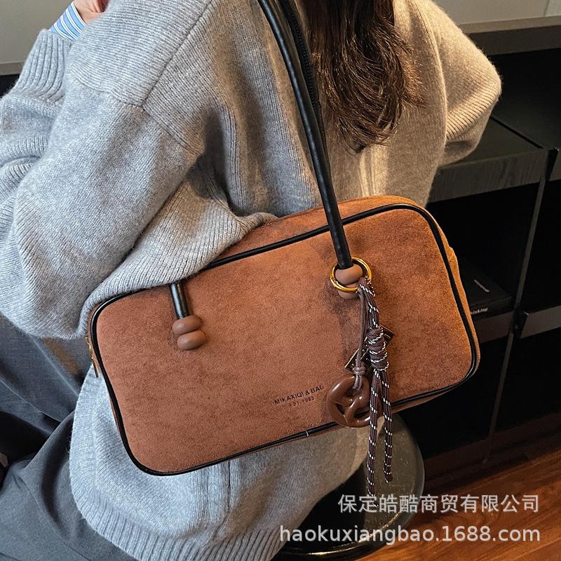 Повседневная вместительная универсальная простая и модная новая замшевая сумка-хобо 2025 осень женская портативная на плечо подмышку