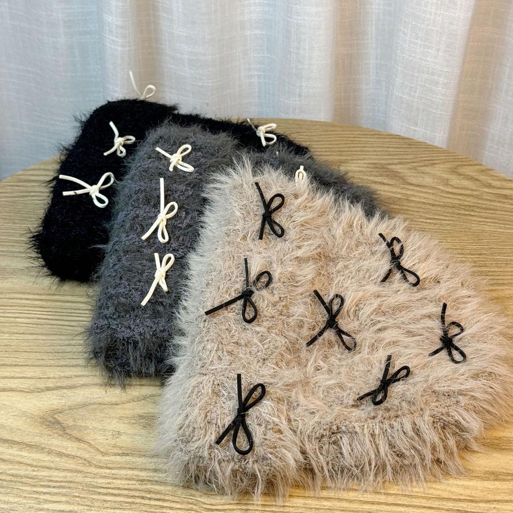 Милая и симпатичная шерстяная шапка с бантом для женщин на осень и зиму. Новое лицо, демонстрирующее маленькую вязаную ветрозащитную шапку-балаклаву.