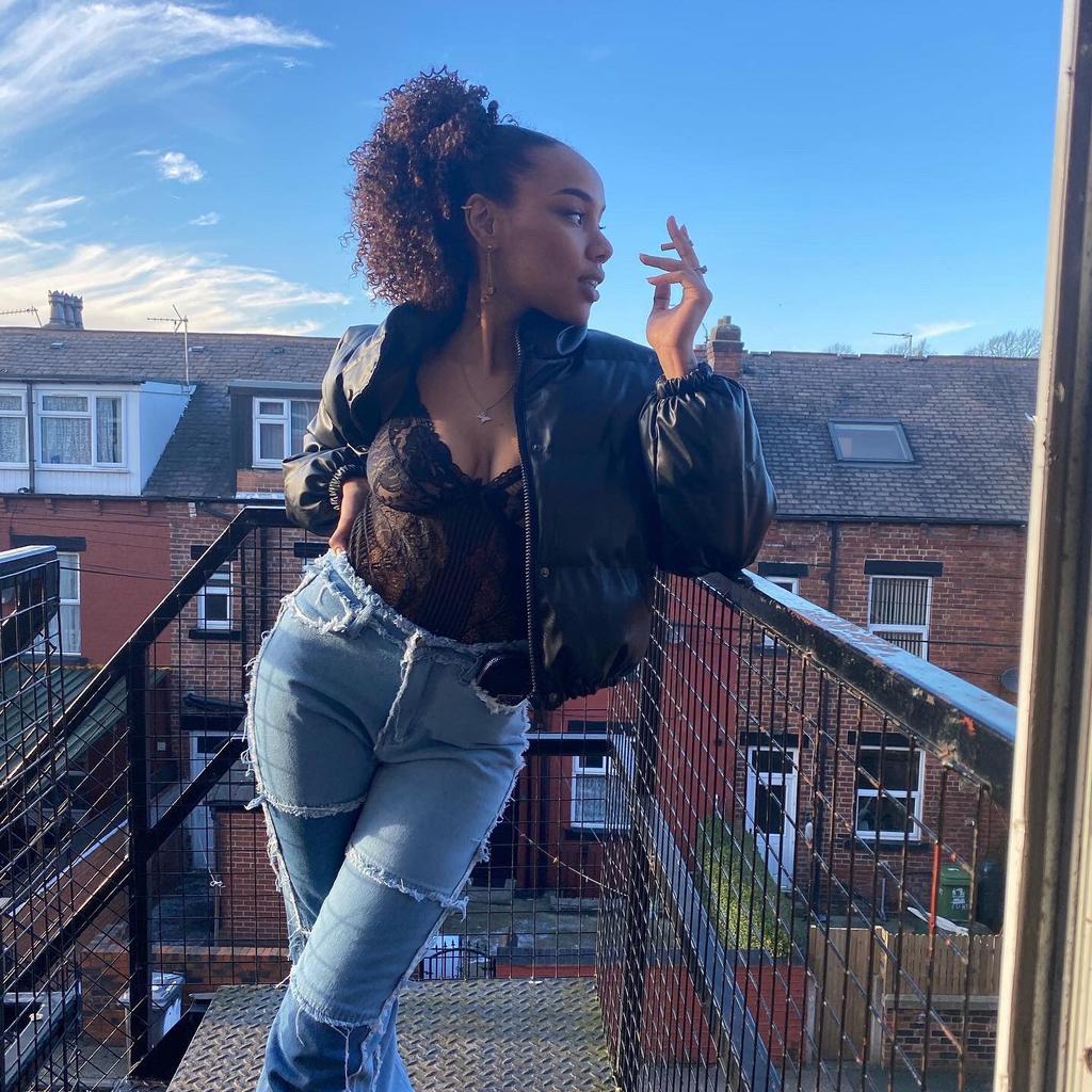 Зимняя кожаная женская короткая хлопковая куртка. Теплая женская модная куртка с воротником-стойкой.