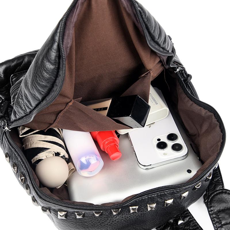 Женский рюкзак с заклепками в стиле панк, новинка зимы 2025 года, высококачественные мягкие кожаные школьные сумки для отдыха и путешествий, большой емкости для девочек-подростков, черный Mochila