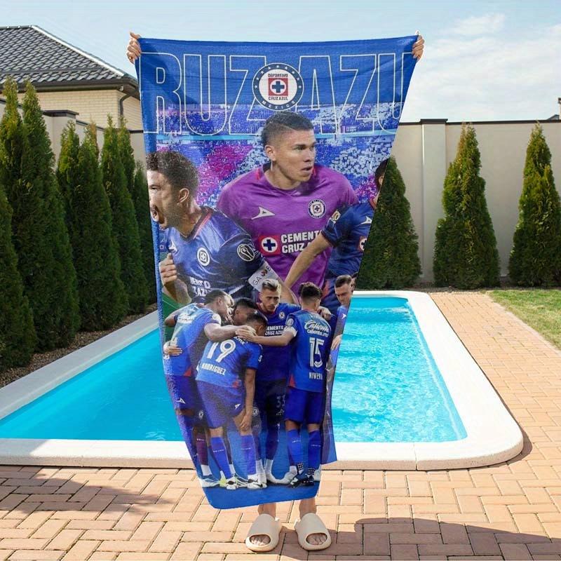 Пляжное полотенце Azul Cruz Футболист Быстросохнущая, Мягкая и Впитывающая Смесь Полиэстера, Дизайн в Синей Игровой Форме со Сценой Празднования Победы