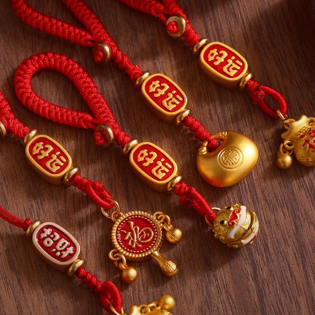 Древний золотой брелок-подвеска с красной веревкой на удачу