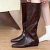 Женские туфли на плоской подошве, высокие сапоги с острым носком, классические ботинки челси, кожаные туфли до колена, тренд 2024 года, зимние дизайнерские готические туфли, Zapatos
