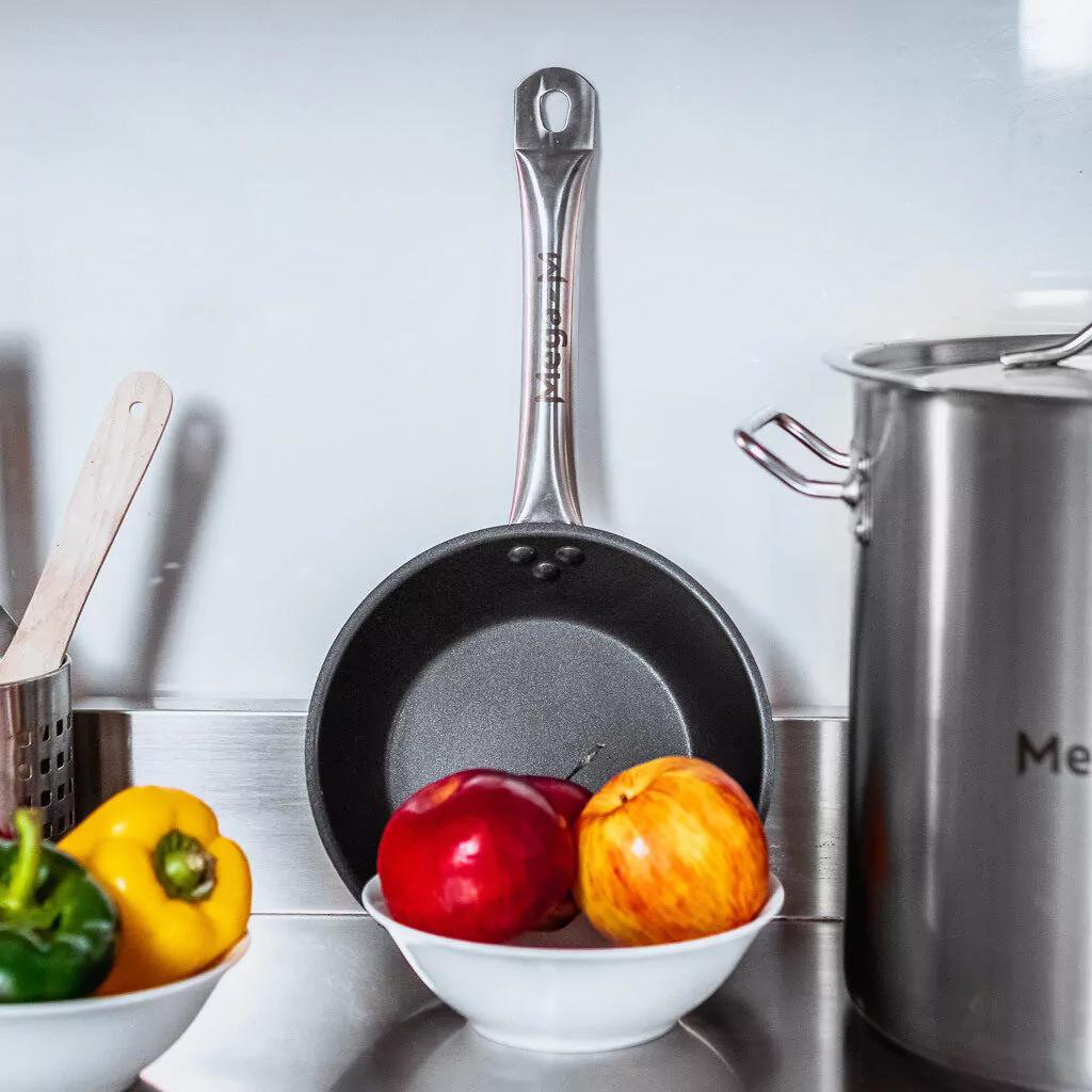 Frying pan with non-stick coating Mega-M, diameter 28 cm N