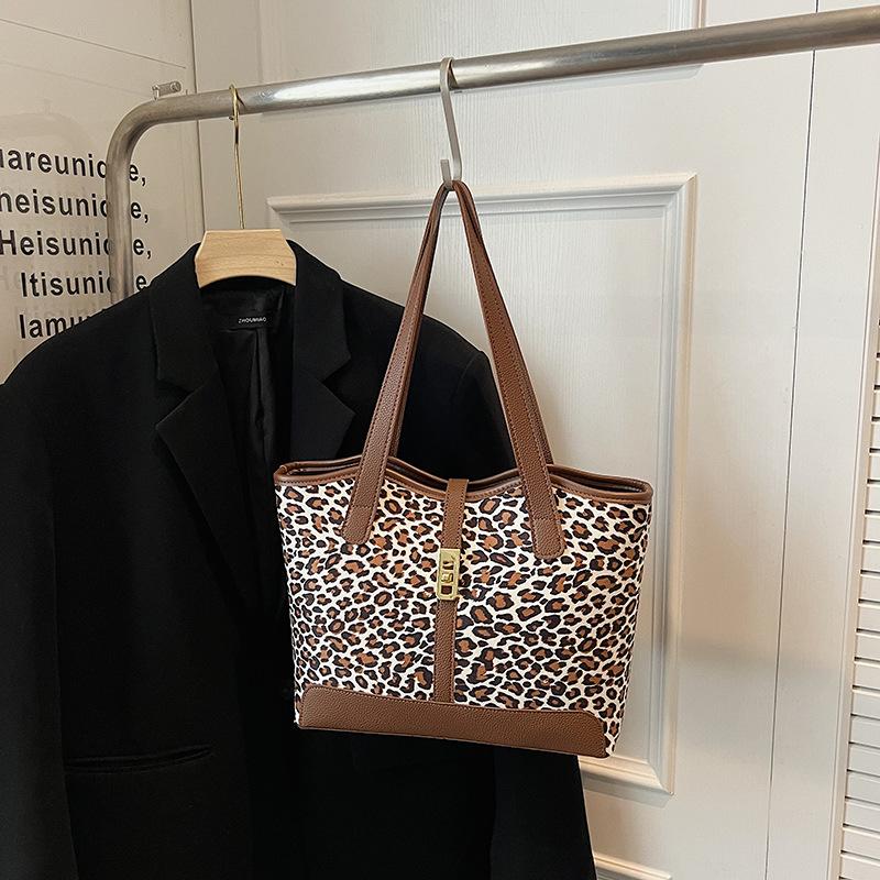 Осенне-зимняя текстура леопардовый принт большая вместимость мода 2025 новая шоппинг поездки работа высокое чувство сумка на плечо сумка-тоут
