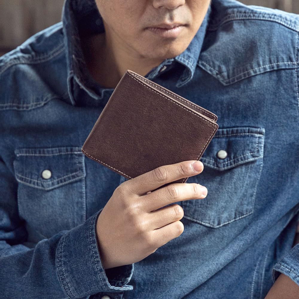 Мужской кошелек бифолд из верблюжьей кожи Snovist с бесплатной персонализированной гравировкой (01.Коричневый)