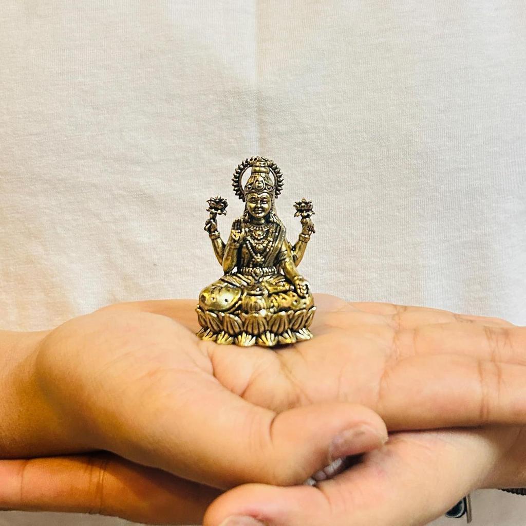 Латунная 2" Статуэтка Богини Маа Лакшми для Дома и Офиса (5x3x2 см,)