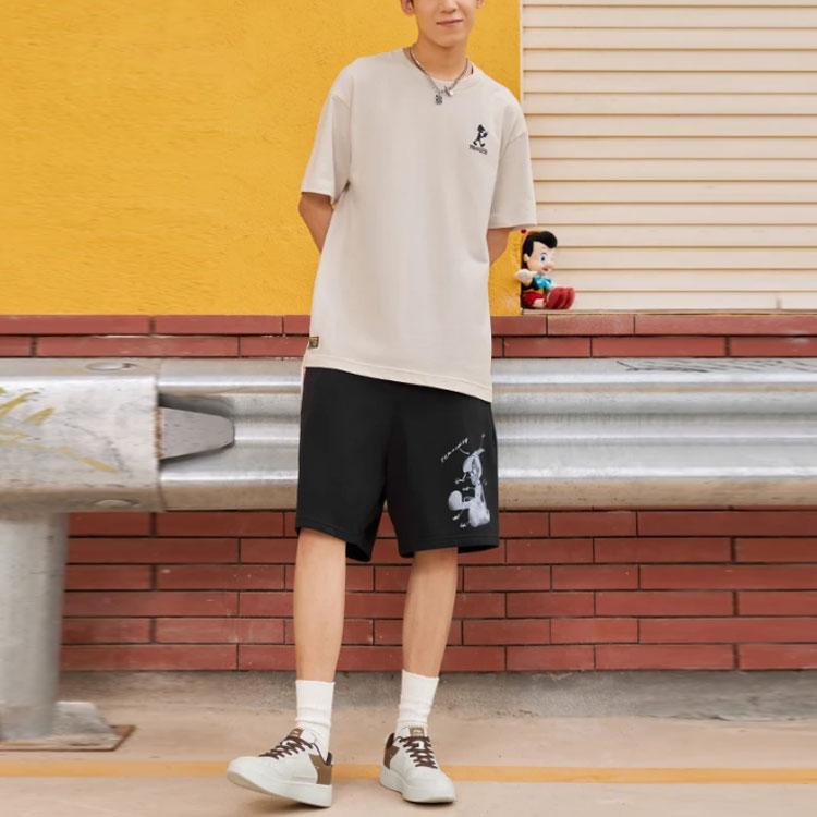 Li-Ning X Disney Pinocchio Series, Повседневная свободная футболка с ручным рисунком и короткими рукавами, мужские топы, белый песочно-серый AHSS451-1