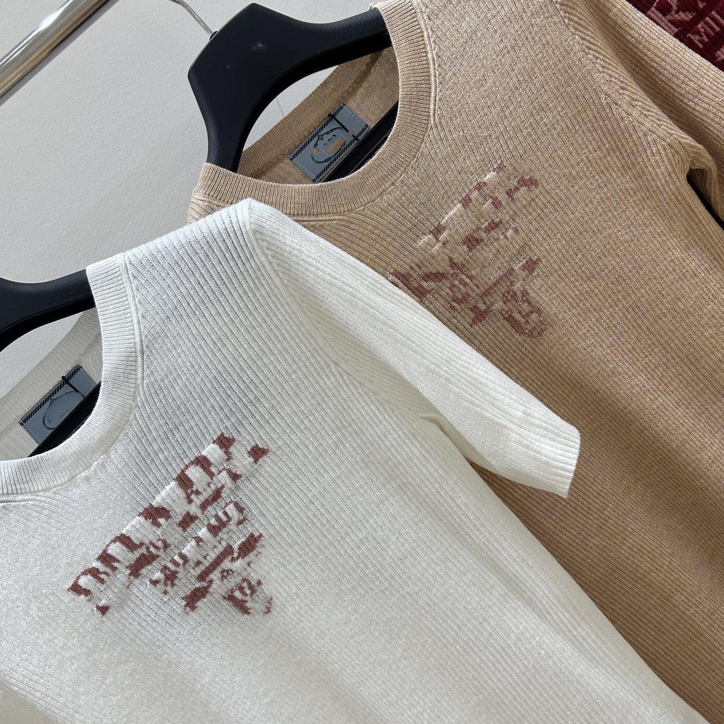 Женская белая футболка приталенного кроя с летним вышитым логотипом