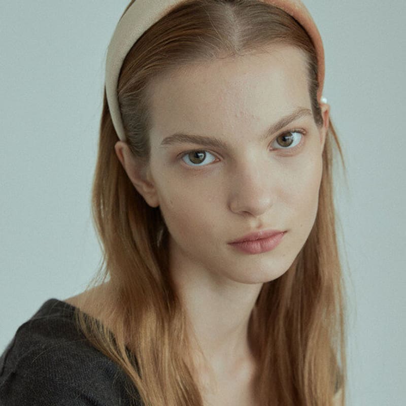 Повязка на голову Elizabeth Moments из верблюжьего бархата