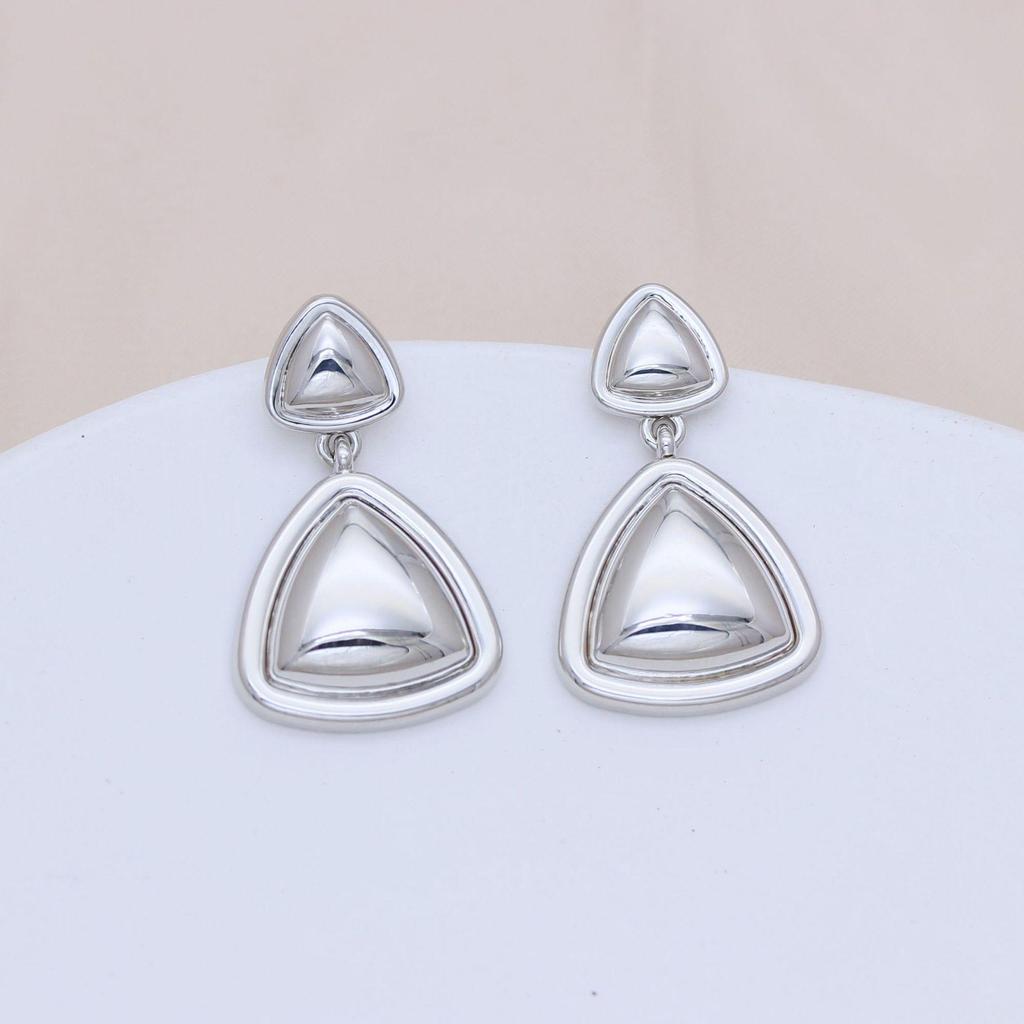 Геометрические серьги-подвески в виде треугольников из серебряных игл S925 с отделкой из настоящего золота