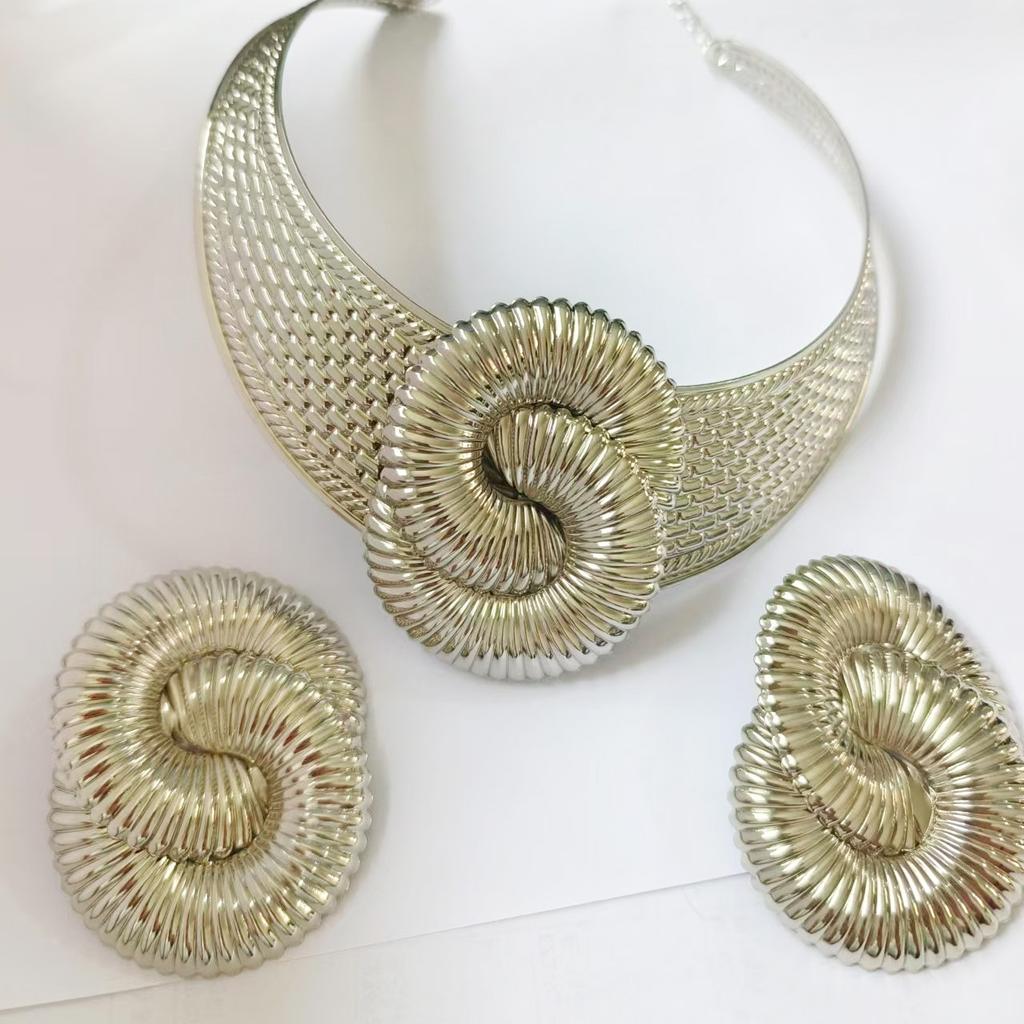 Vintage Geometric Twisted Thread 8 Digital Flower Collar Personality Exaggerated Corrugated Women's Necklace