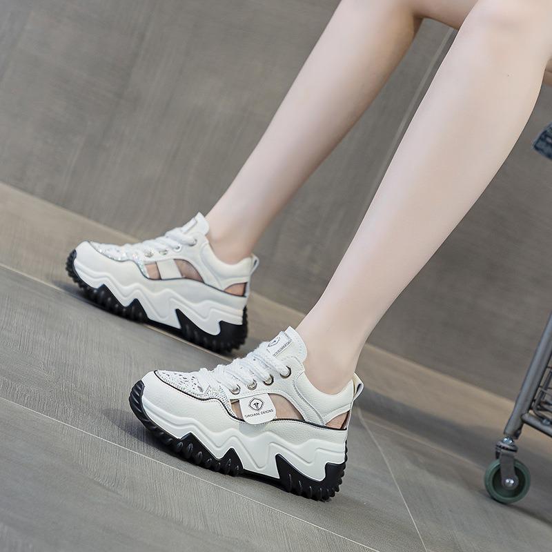 Летние новые универсальные босоножки с полым верхом на толстой подошве женские повседневные дышащие маленькие белые туфли на платформе с увеличенной высотой