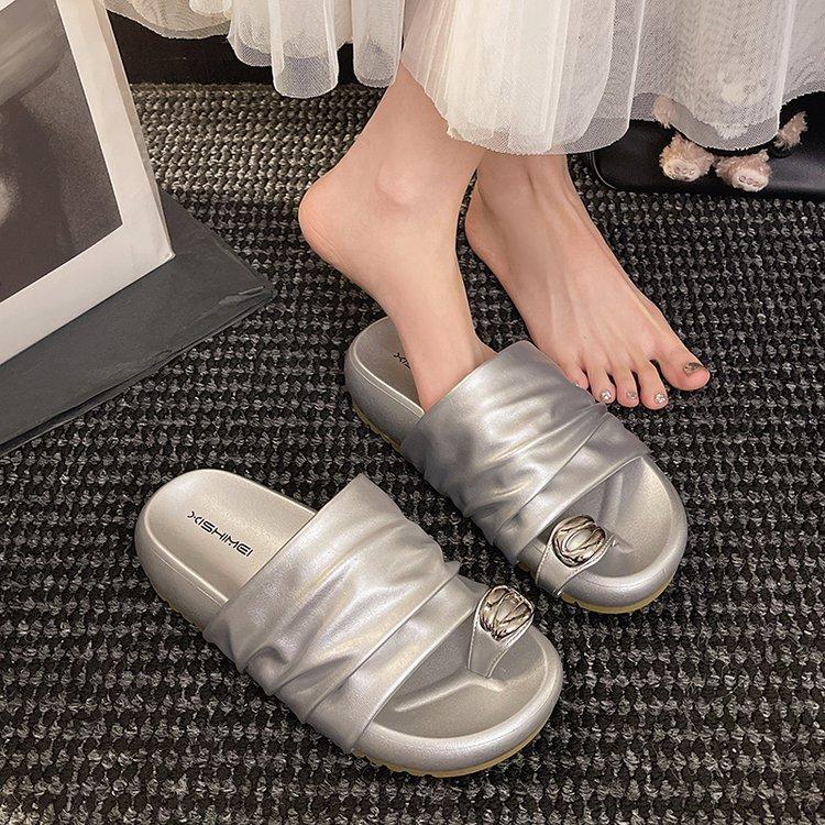 Французский плиссированный набор тапочек с перемычкой для женской летней носки 2025 новые универсальные сандалии на толстой подошве для пляжного отдыха